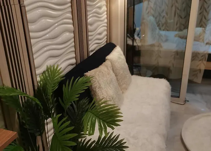 1br Azure Near Airport & Mall View, Netflix, 100mbps 4*